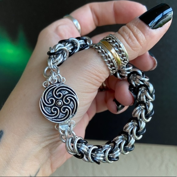 Celtic chain bracelet . handcrafted silver & black maille bizantine links - Picture 10 of 16